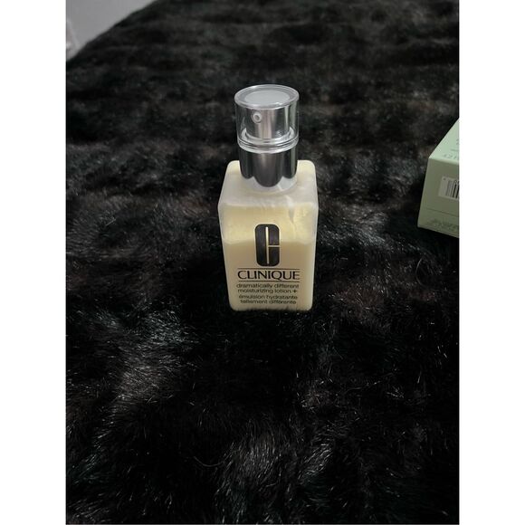 CLINIQUE DRAMATICALLY DIFFERENT MOISTURIZING LOTION WITH PUMP 4.2 OZ 125 ML - Picture 3 of 4